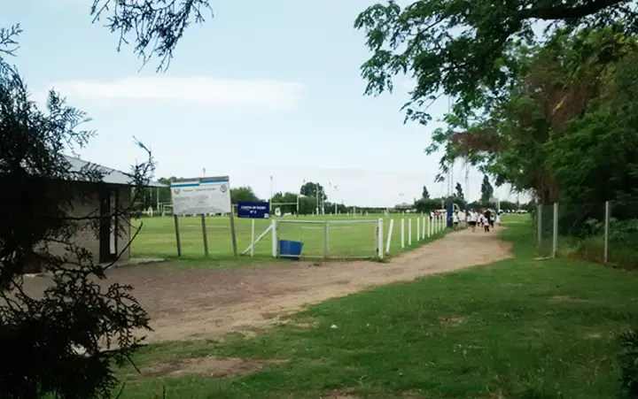 Chicos caminando hacia las canchas de rugby del predio
